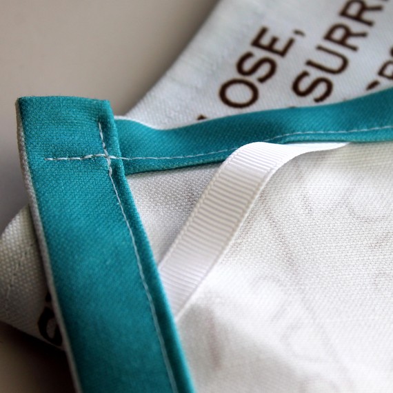 缝 a small length of twill tape sewn into the corner to hang your tea towel from a hook.