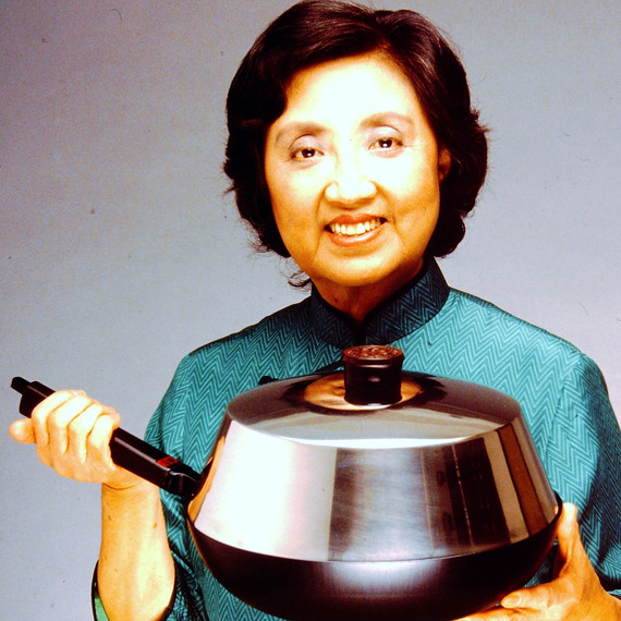جويس Chen holding a wok