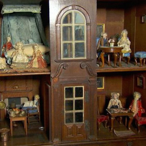 Vzít a sneak peek into the antique dollhouse valued at $200,000.