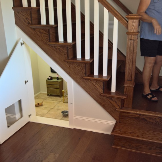 perro room under stairs