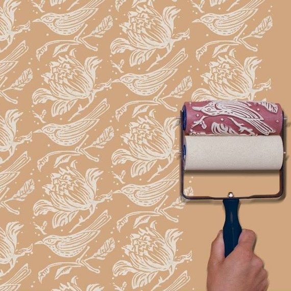шарени paint roller of birds on wall