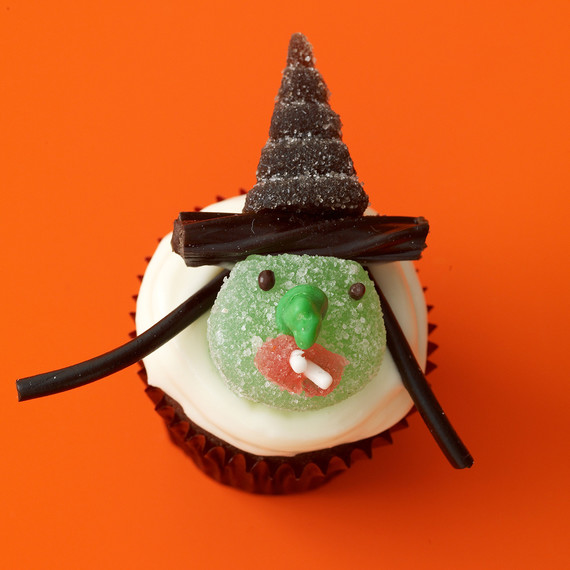 绿色 witch cupcake