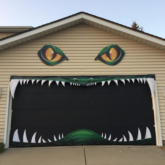 garaje door decoration for Halloween