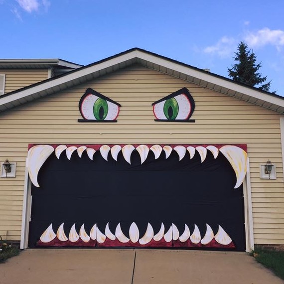 一个 garage door turned into a Halloween monster