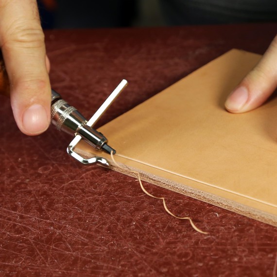 Използвайки A Leather Stitching Groover