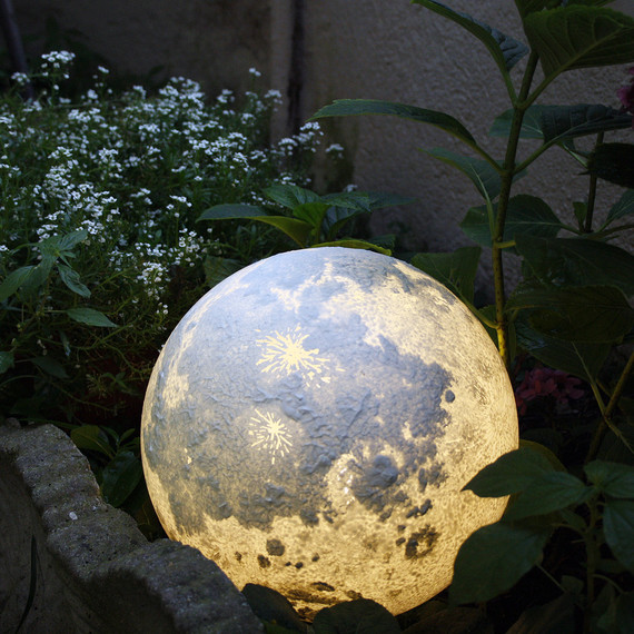 月亮 lamp in garden