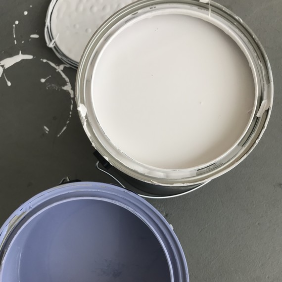 أبيض and blue paint cans