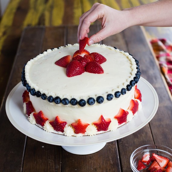 安排 strawberries in a star pattern on top of cake