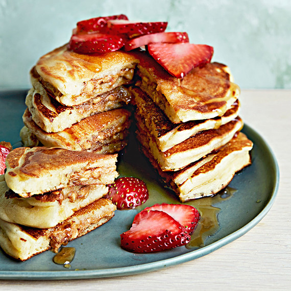 Erdnuss butter and berries pancakes