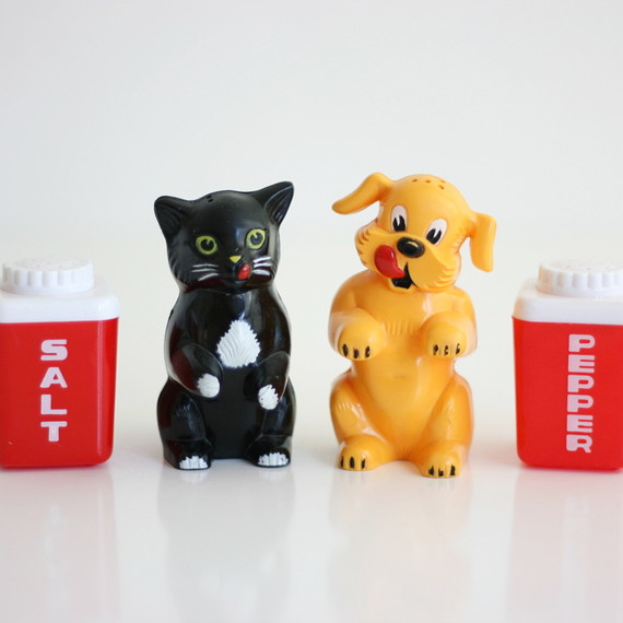 Jahrgang salt and pepper shakers cat and dog