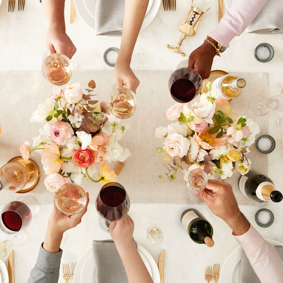 vino toasting table flowers