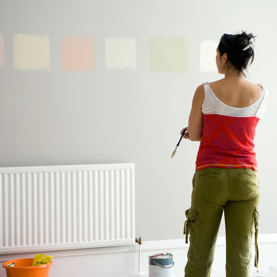 النساء looking at various paint colors
